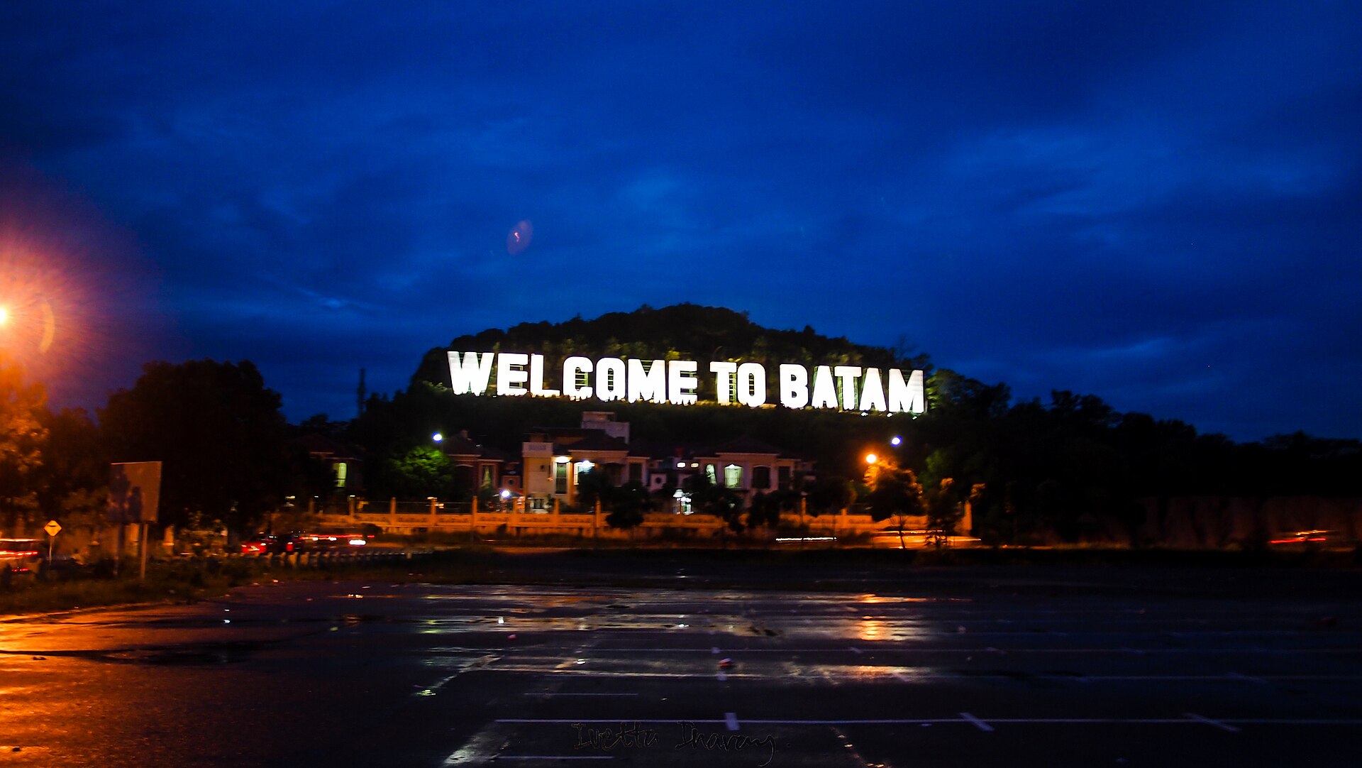 Batam (BTH) — bandara internasional, photo via Wikimedia Commons (Wikipedia summary)