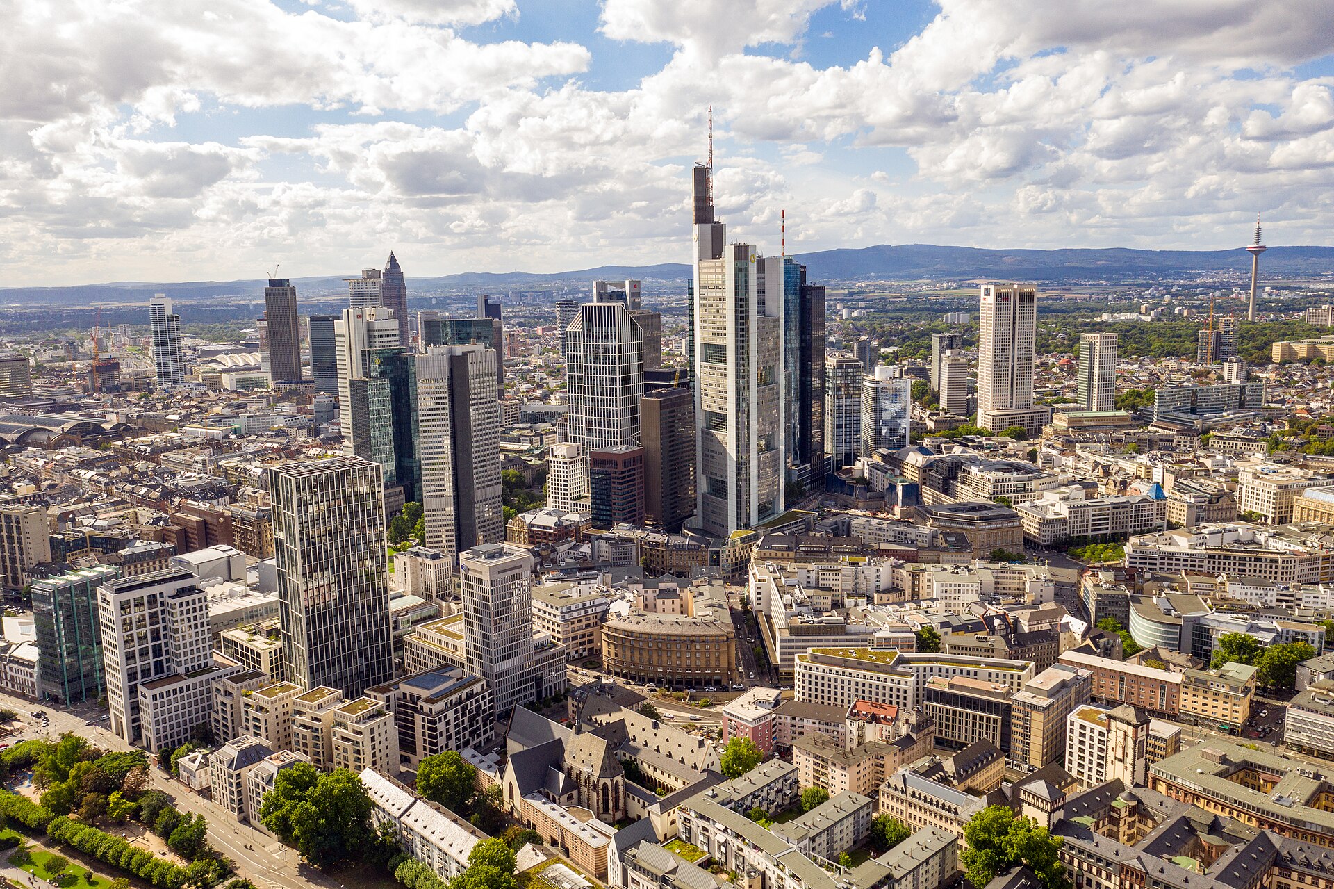 Frankfurt am Main (FRA) — bandara koridor wisata Bali, photo via Wikimedia Commons (Wikipedia summary)
