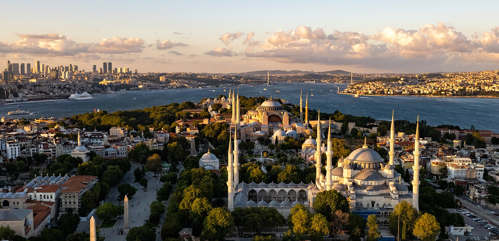 Istanbul (IST) — bandara internasional, photo via Wikimedia Commons (Wikipedia summary)