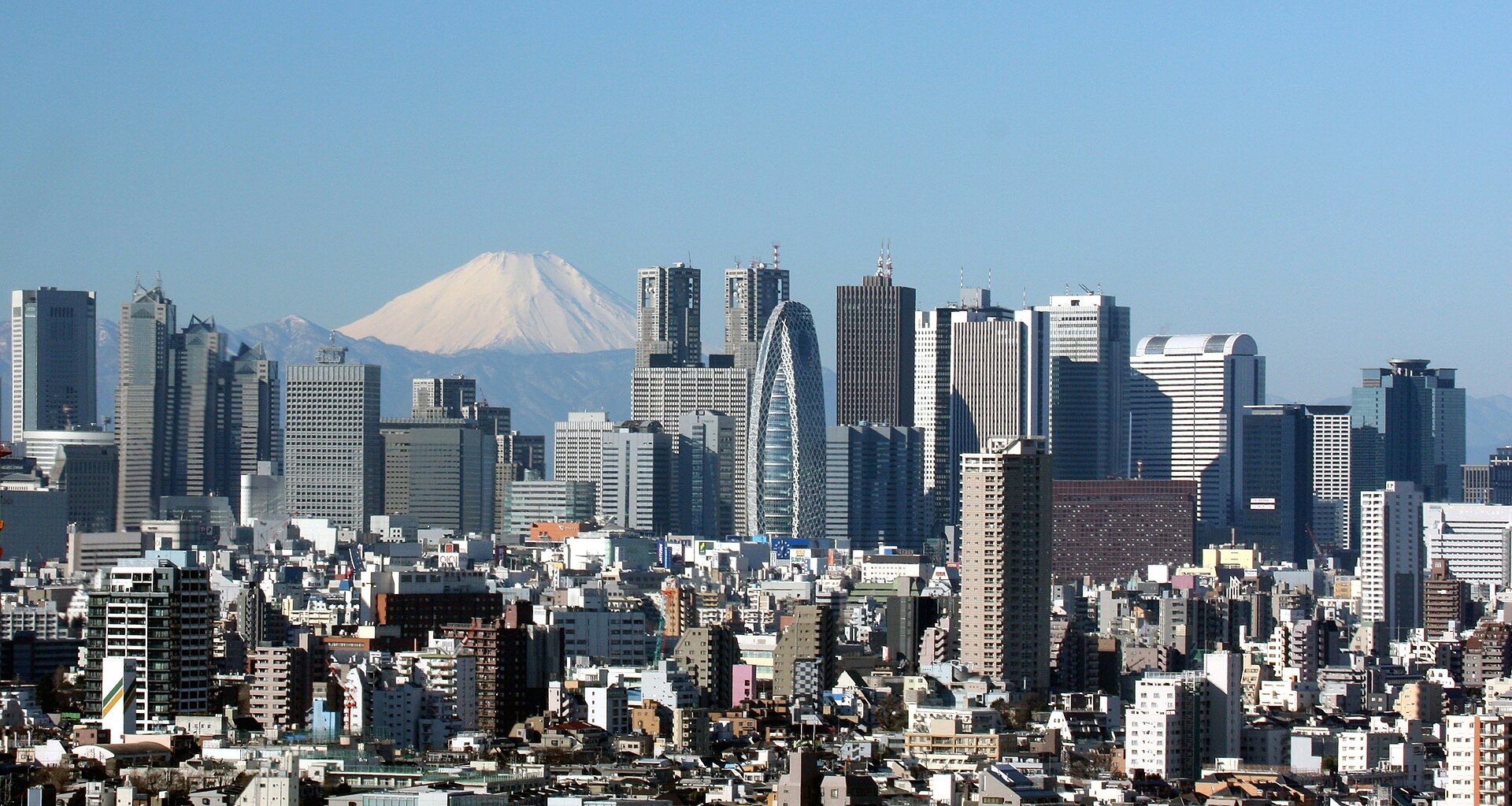 Tokyo (NRT) — bandara internasional, photo via Wikimedia Commons (Wikipedia summary image)
