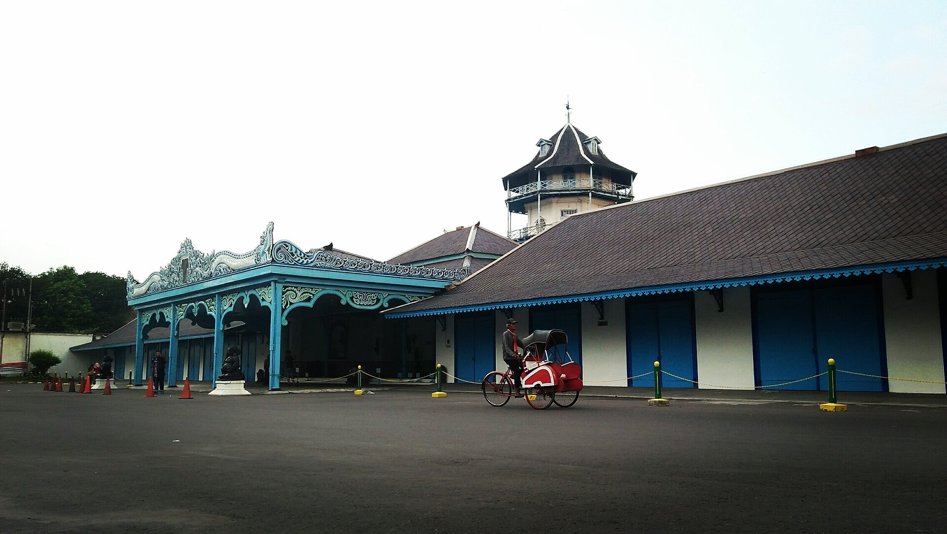 Solo (SOC) — bandara internasional, photo via Wikimedia Commons (Wikipedia skyline article)